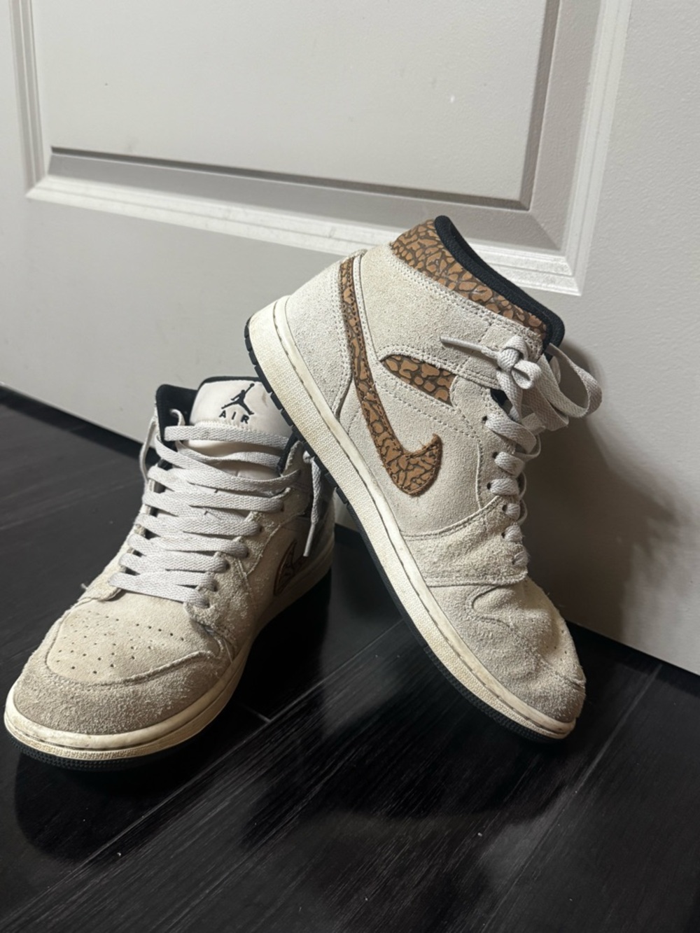 Jordan Mid SE brown elephant basketball shoes